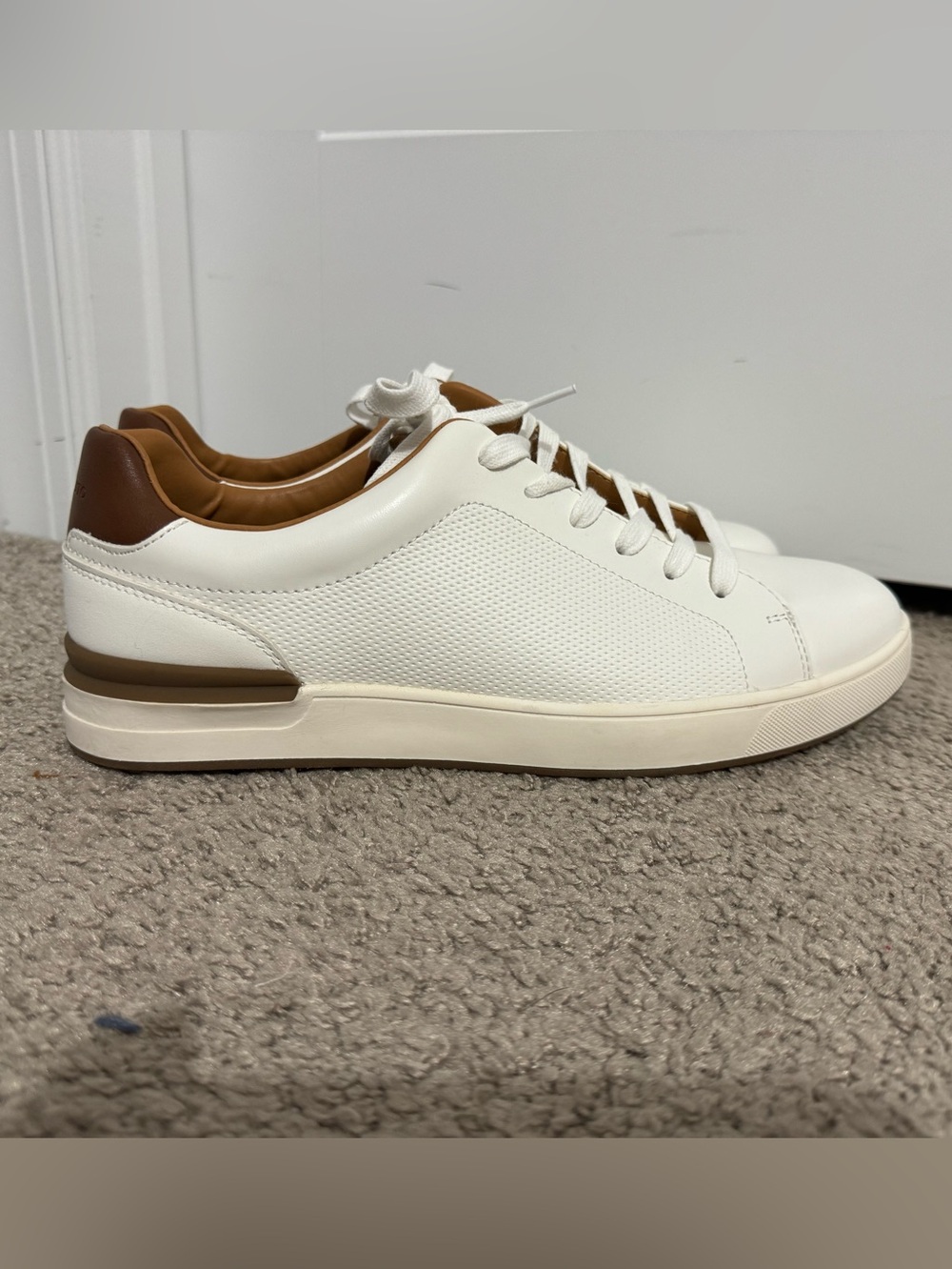 Cool Vince Camuto men's size 10.5 cream brown leather look lace up sneakers new